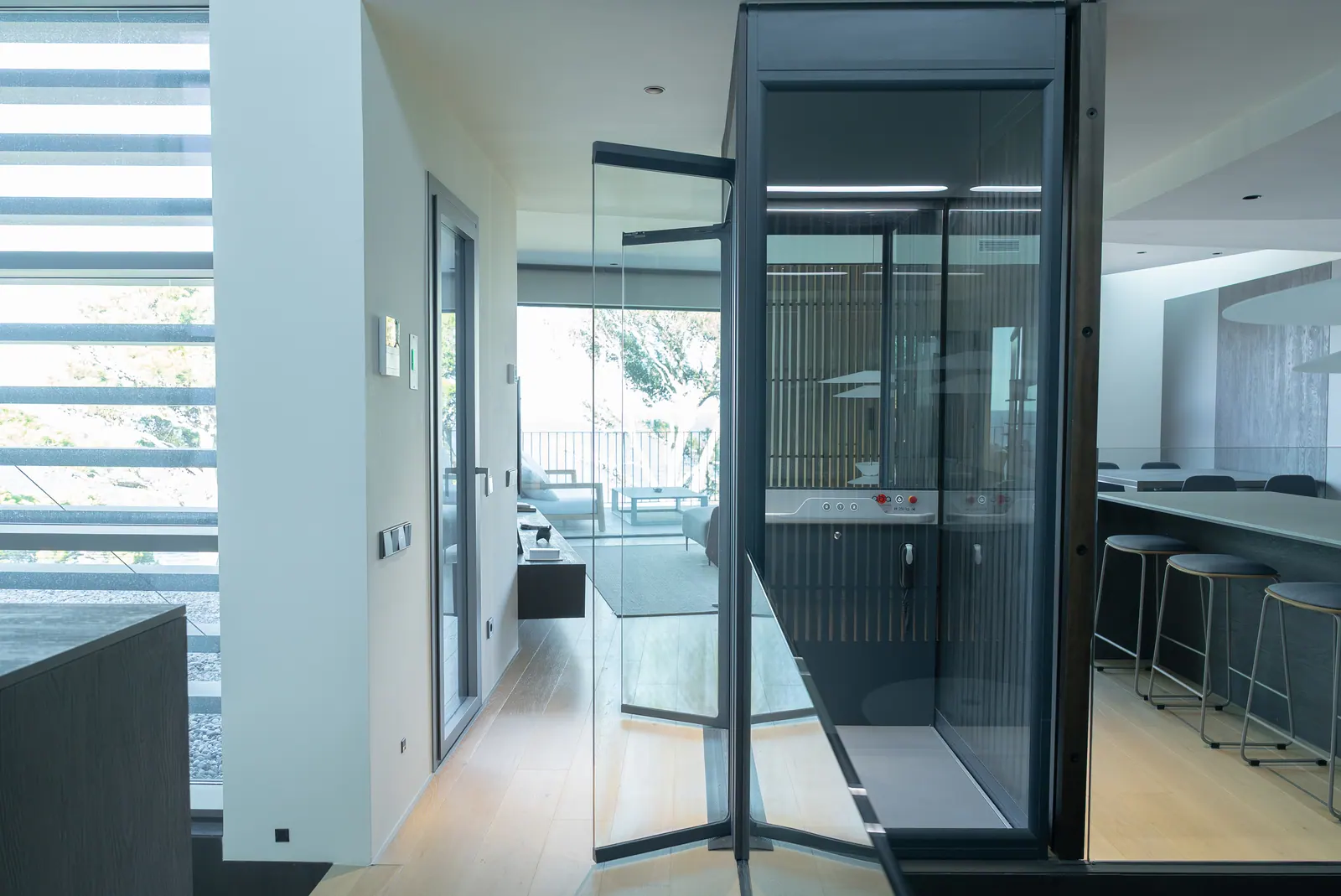 Ascensor Aritco HomeLift Compact de cristal en antracita · Villa frente al mar en Begur · vista general