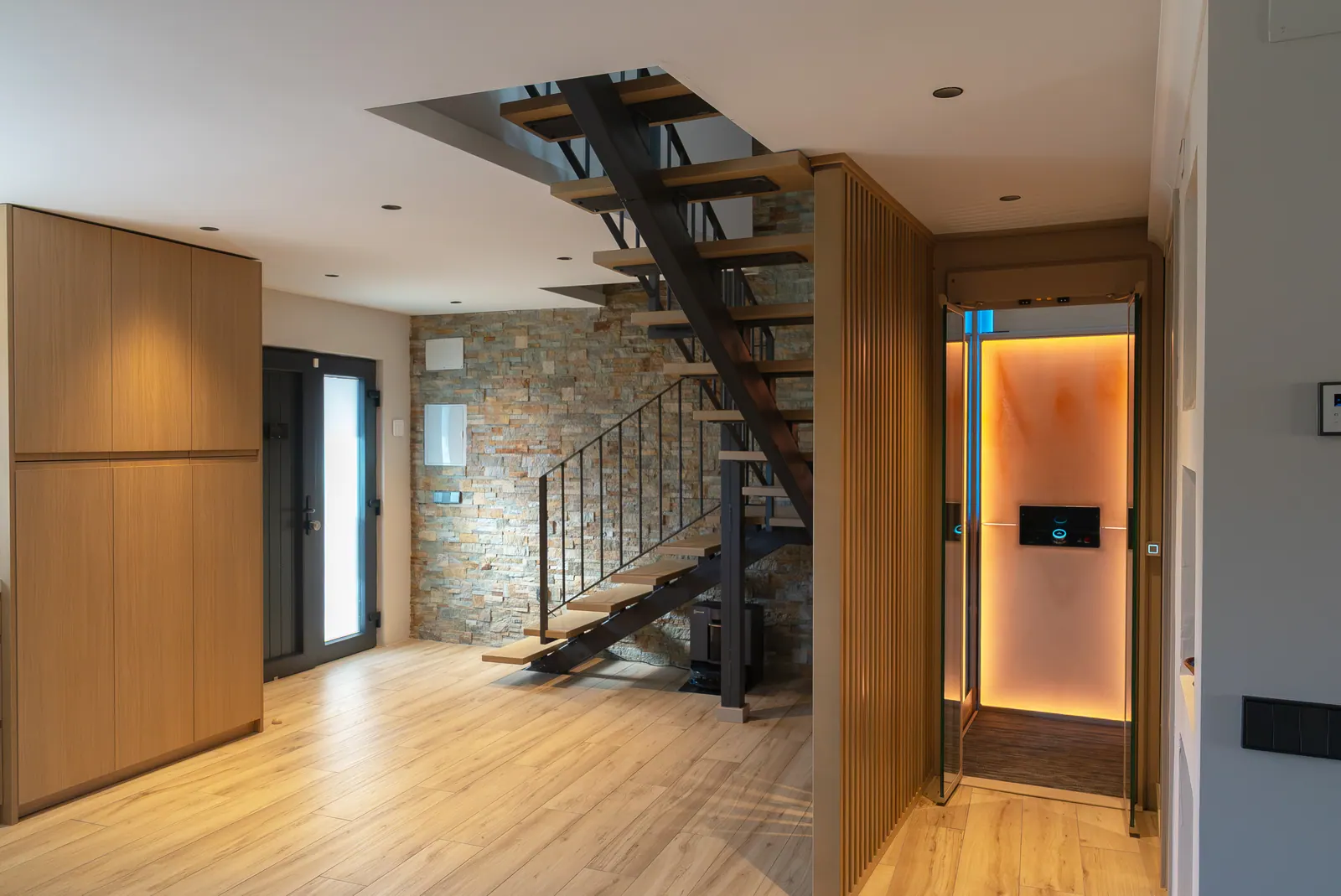 Ascensor Aritco HomeLift de cristal en champagne · Vivienda unifamiliar de montaña en Guadalajara · vista general