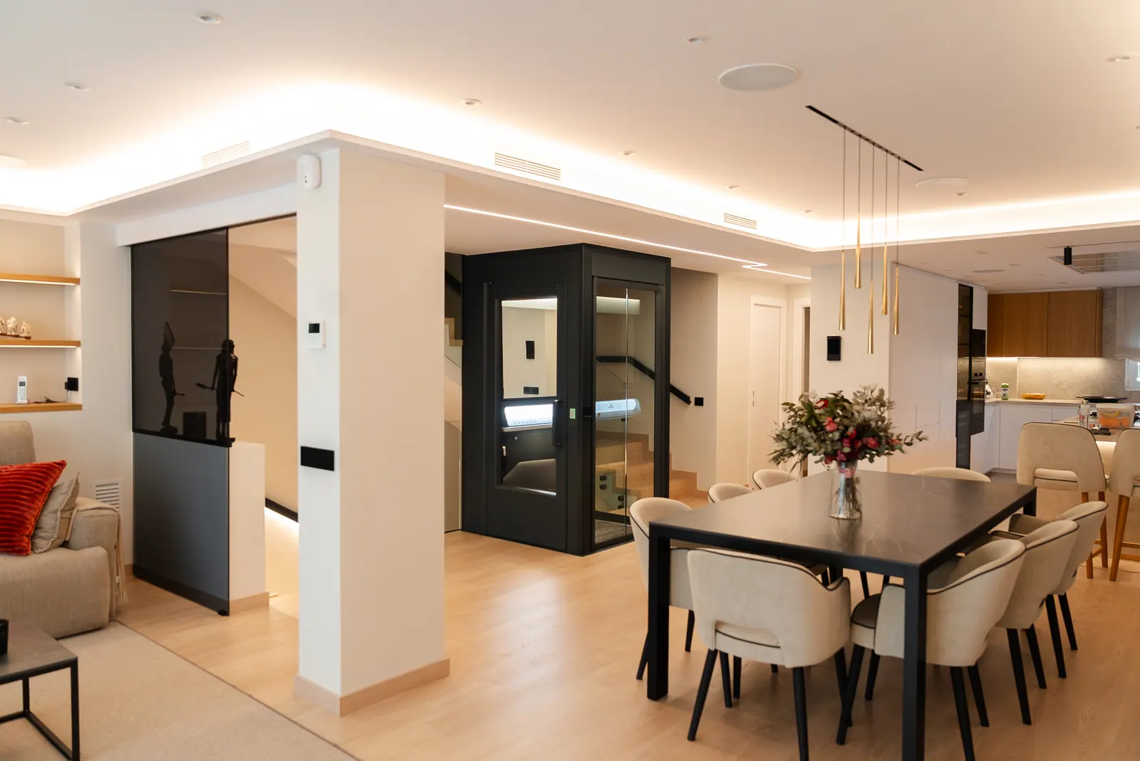 Ascensor Aritco HomeLift Access de cristal y paneles en antracita · Vivienda unifamiliar en Sabadell con escalera de madera · vista general