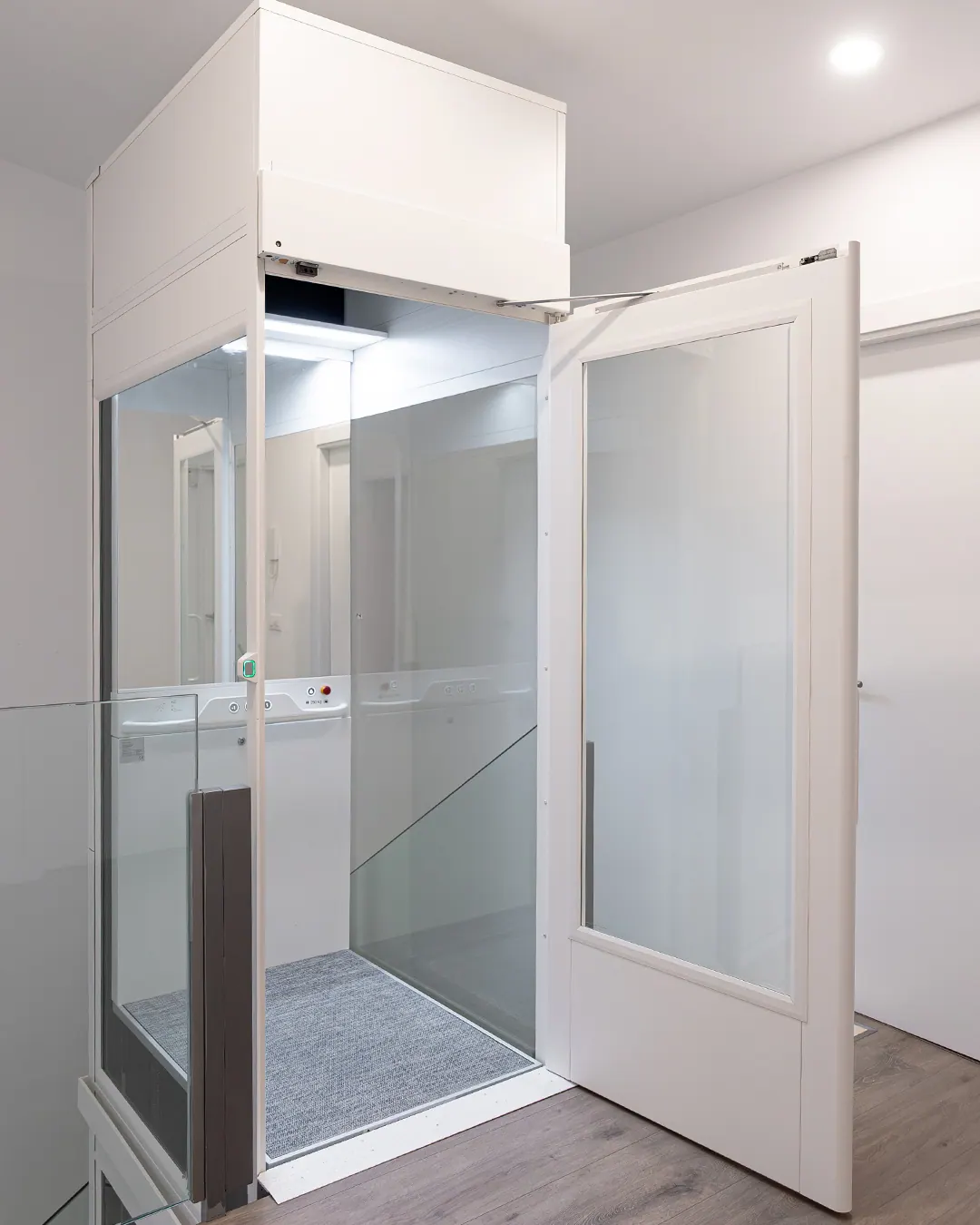 Ascensor Aritco HomeLift Compact de cristal en blanco · Vivienda unifamiliar con escalera de mármol en Boadilla del Monte · vista general