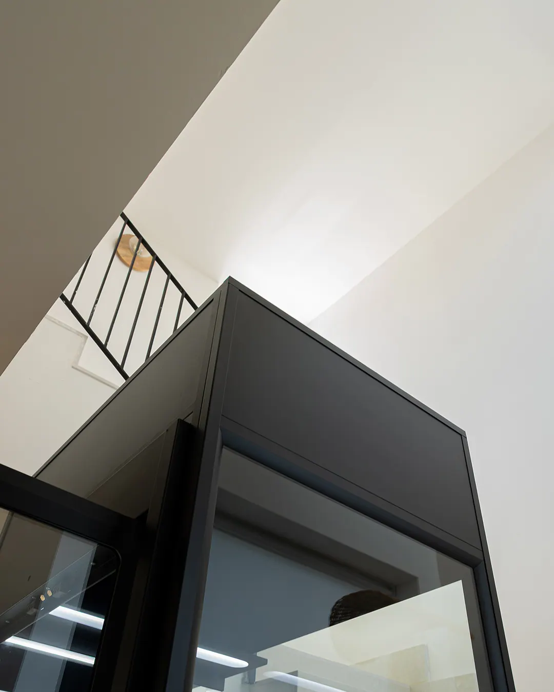 Ascensor Aritco HomeLift Compact de cristal y paneles en antracita · Vivienda unifamiliar en Salamanca · vista general