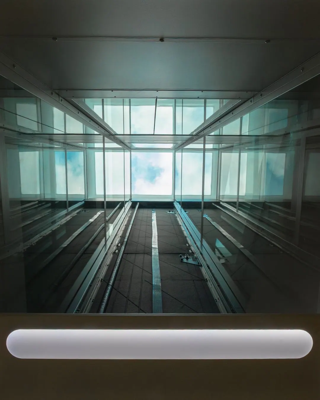 Ascensor Aritco HomeLift Compact de cristal en blanco · Vivienda unifamiliar con escalera de madera en Boadilla del Monte · detalle