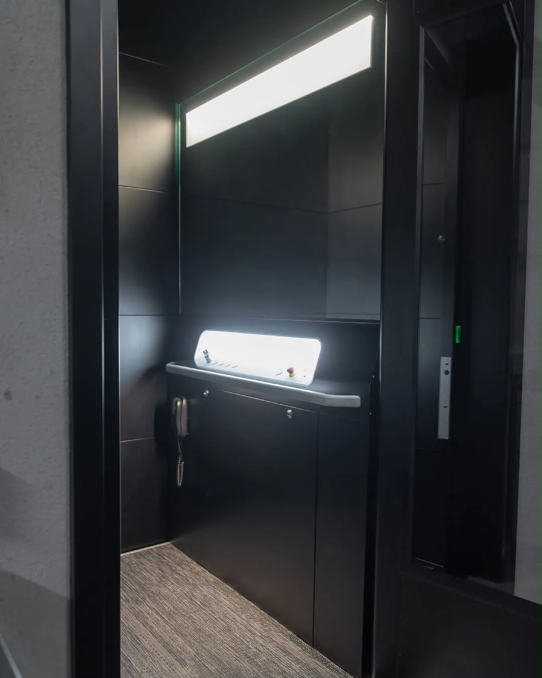 Ascensor Aritco HomeLift Access de cristal en negro · Vivienda unifamiliar en Centelles · vista general