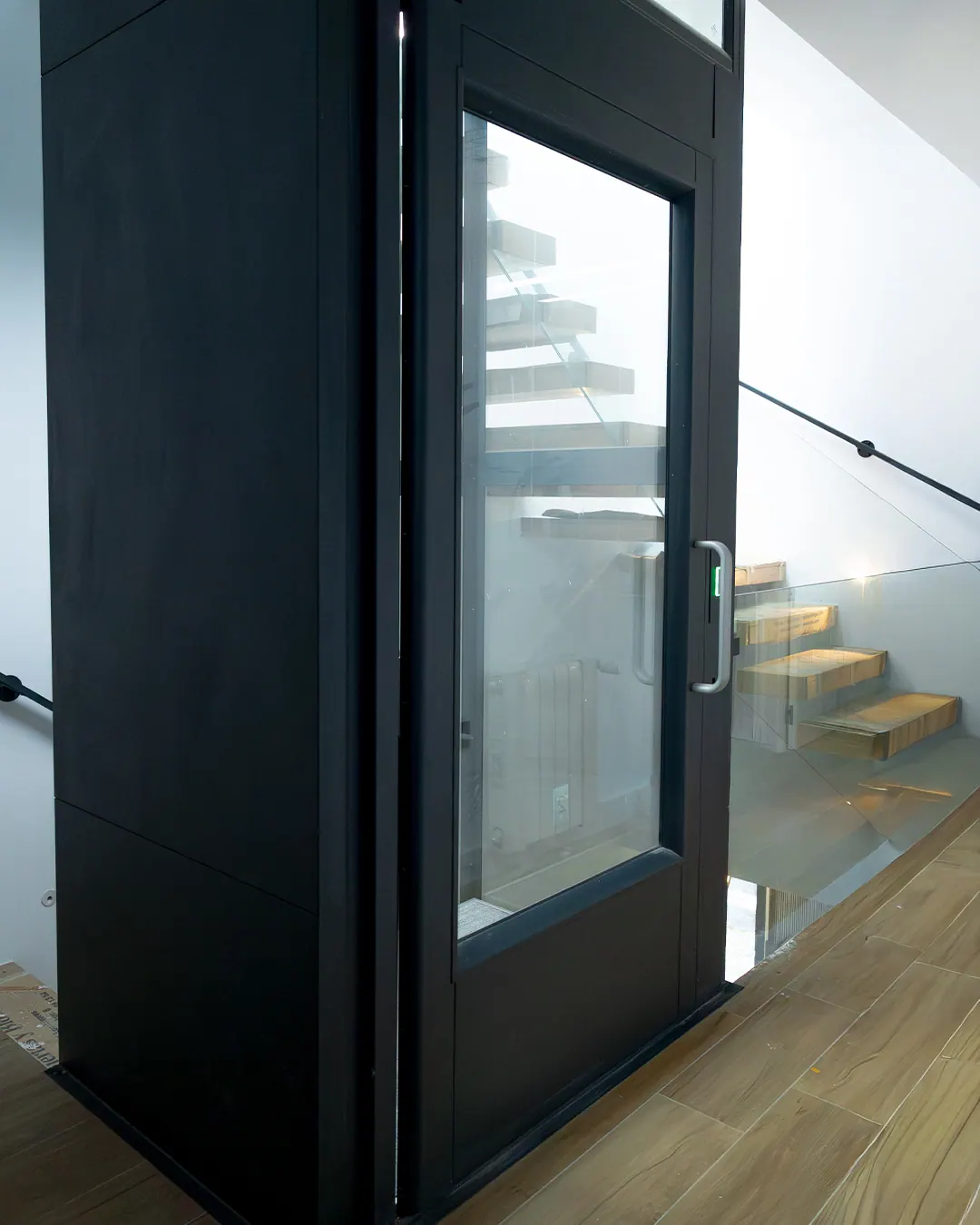 Ascensor Aritco HomeLift Compact de cristal en antracita · Vivienda unifamiliar con escalera volada en Córdoba · vista general