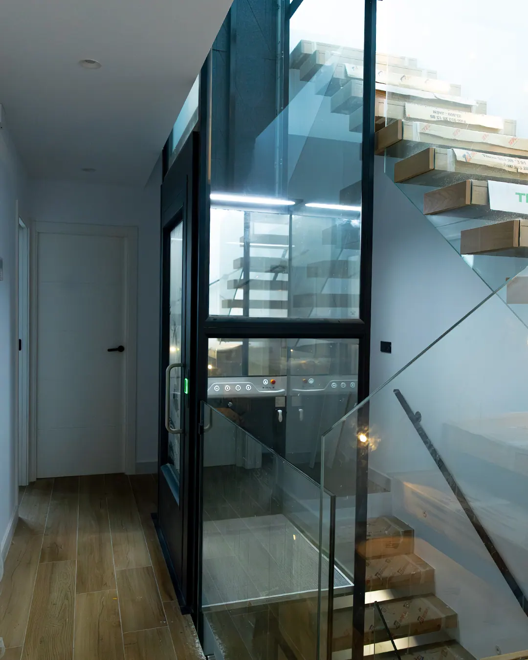 Ascensor Aritco HomeLift Compact de cristal en antracita · Vivienda unifamiliar con escalera volada en Córdoba · vista general