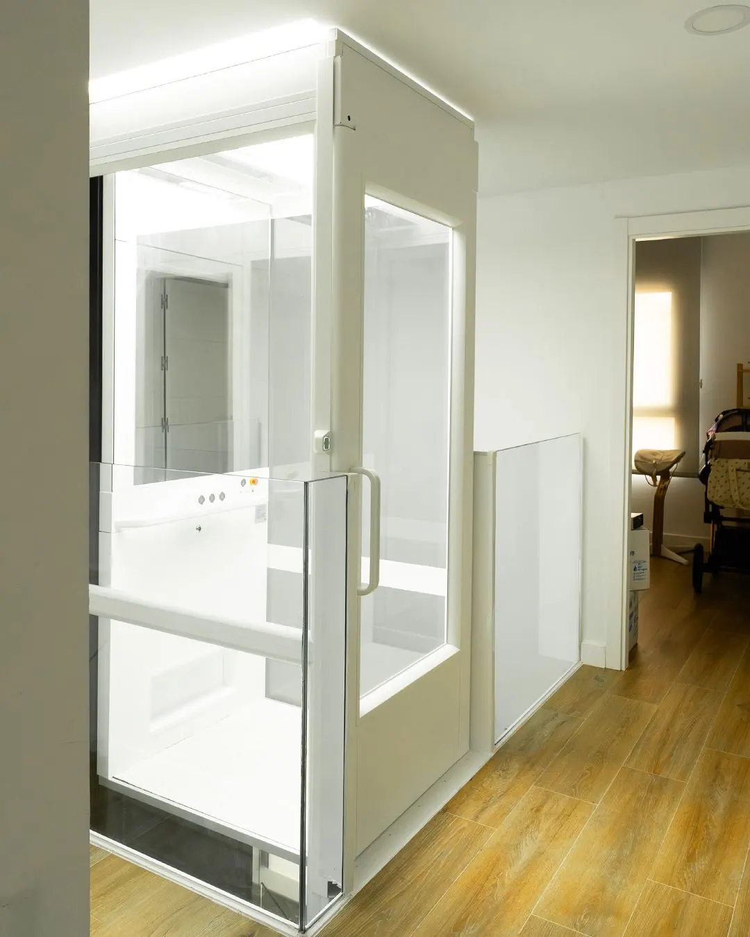 Ascensor Aritco HomeLift Compact de cristal en blanco · Vivienda unifamiliar con escalera de madera en Boadilla del Monte · vista general