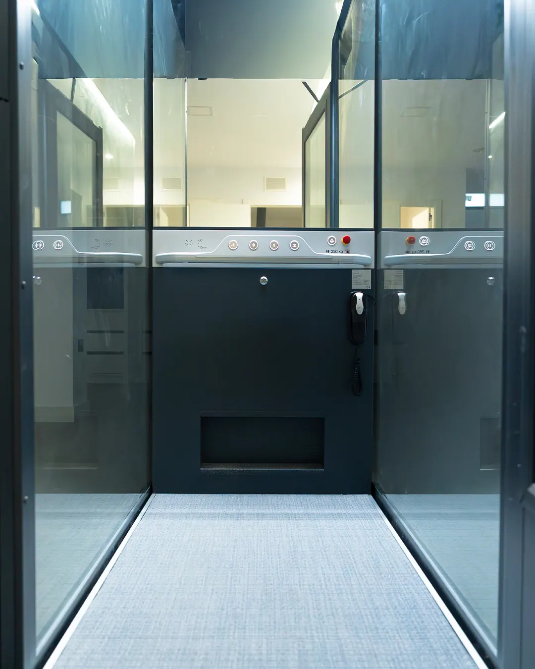 Ascensor Aritco HomeLift Compact de cristal en antracita · Vivienda unifamiliar con escalera volada en Córdoba · interior