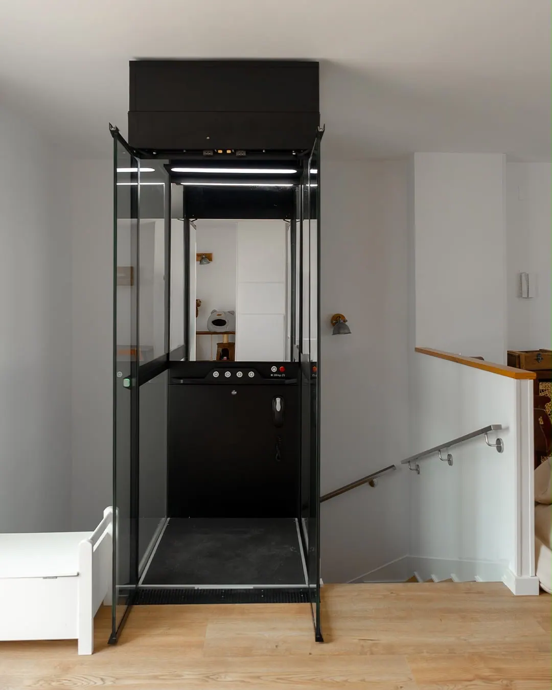 Ascensor Aritco HomeLift Compact de cristal en negro · Vivienda unifamiliar en Sabadell con ascensor junto a la chimenea · vista general