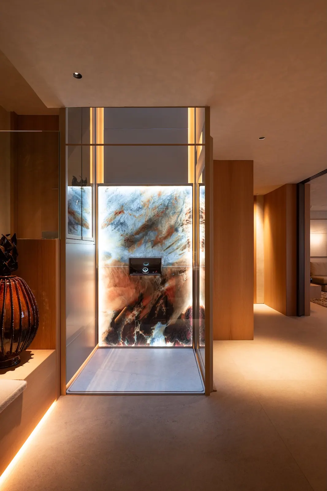 Ascensor Aritco HomeLift de cristal y paneles en champagne · Vivienda unifamiliar con DesignWall personalizado en Madrid · vista general