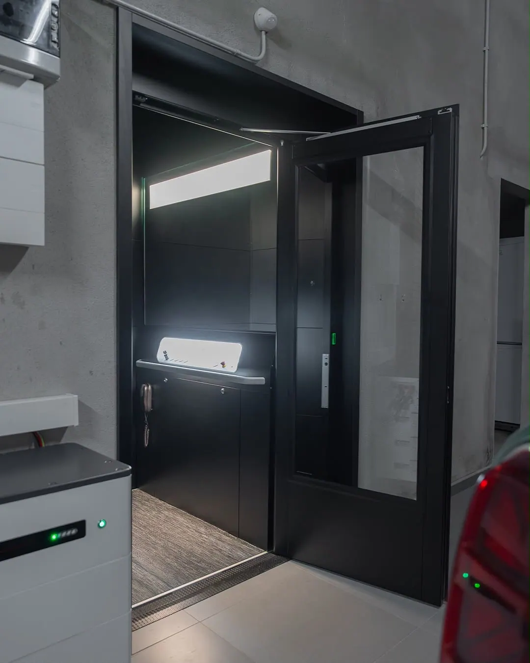 Ascensor Aritco HomeLift Access de cristal en negro · Vivienda unifamiliar en Centelles · vista general