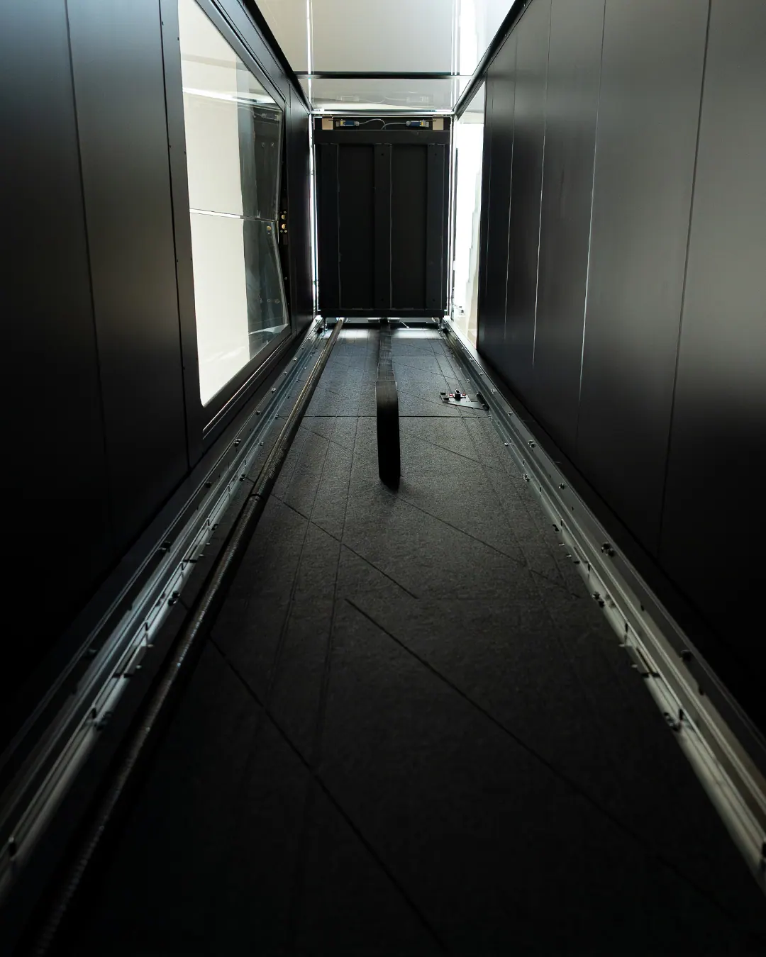 Ascensor Aritco HomeLift Compact de cristal y paneles en antracita · Vivienda unifamiliar en Salamanca · interior