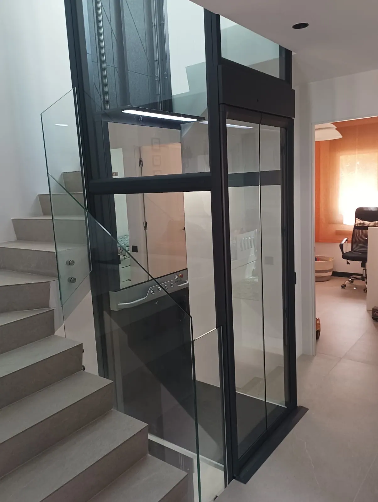 Ascensor Aritco HomeLift Compact de cristal en negro · Vivienda unifamiliar con escalera de piedra en Madrid · vista general