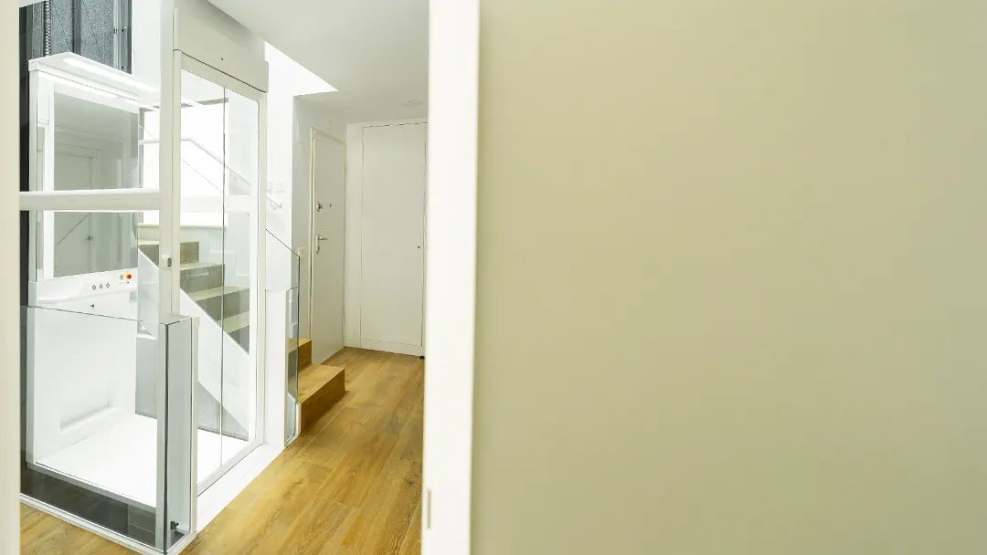 Ascensor Aritco HomeLift Compact de cristal en blanco · Vivienda unifamiliar con escalera de madera en Boadilla del Monte · vista general