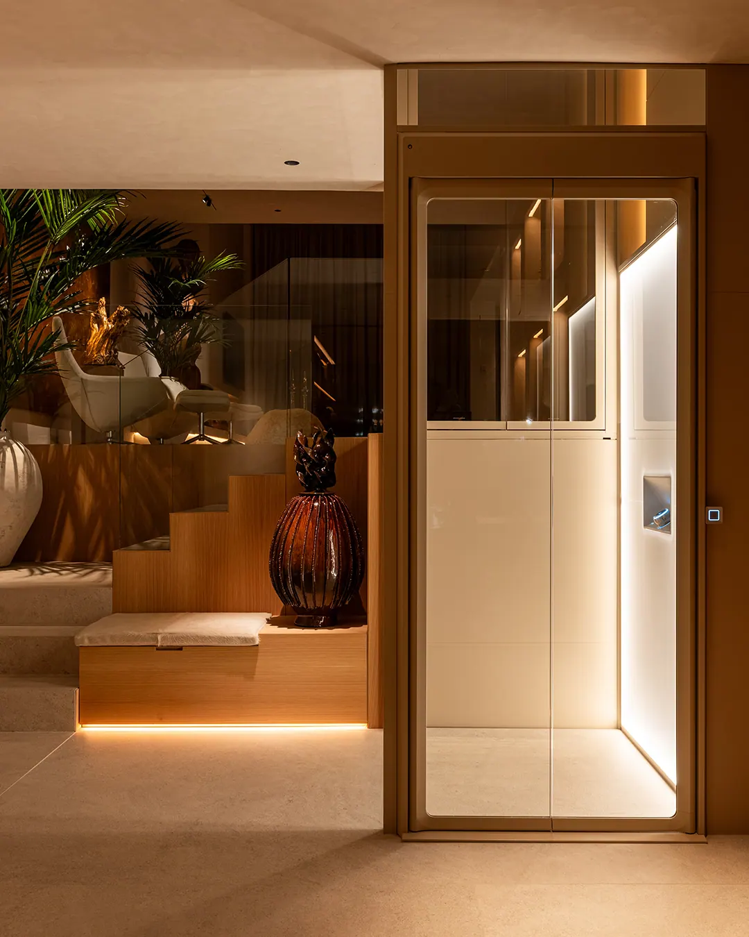 Ascensor Aritco HomeLift de cristal y paneles en champagne · Vivienda unifamiliar con DesignWall personalizado en Madrid · vista general