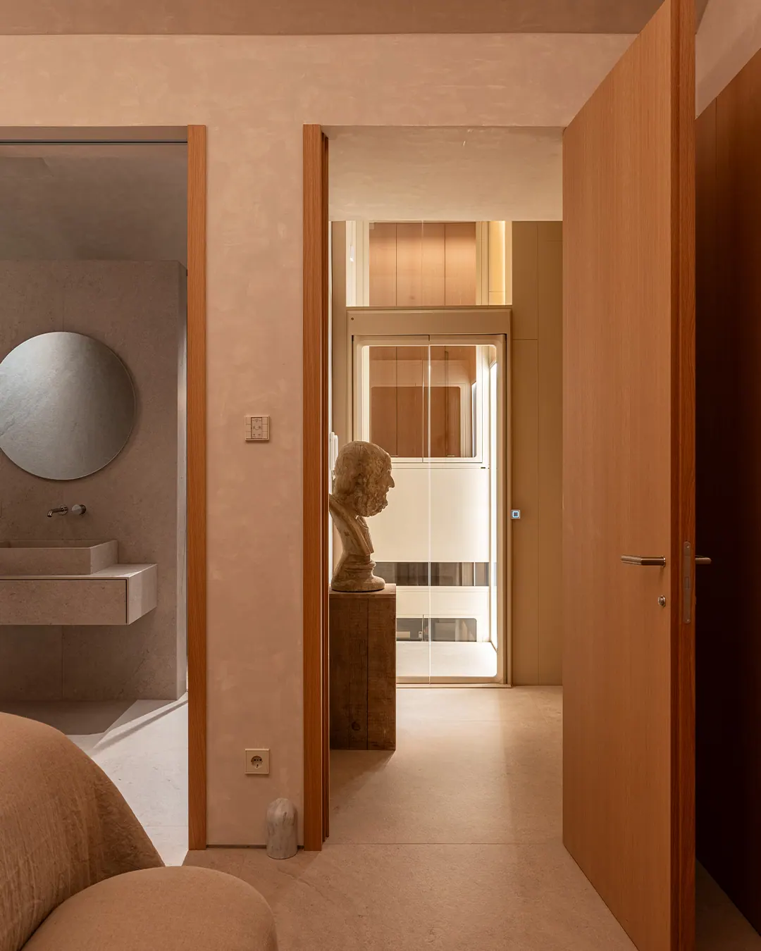 Ascensor Aritco HomeLift de cristal y paneles en champagne · Vivienda unifamiliar con DesignWall personalizado en Madrid · vista general