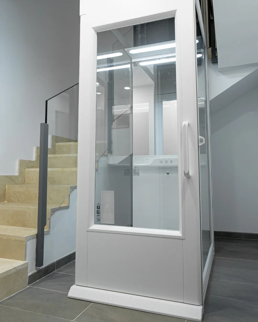 Ascensor Aritco HomeLift Compact de cristal en blanco · Vivienda unifamiliar con escalera de mármol en Boadilla del Monte · vista general
