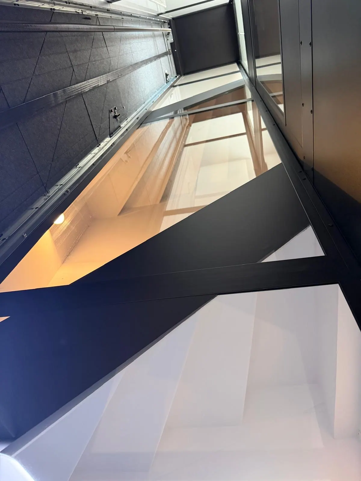 Ascensor Aritco HomeLift Compact de cristal en negro · Vivienda unifamiliar en Sabadell con ascensor junto a la chimenea · detalle