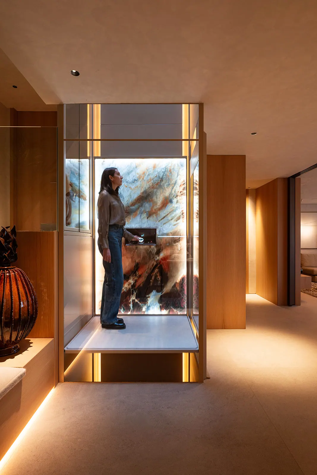 Ascensor Aritco HomeLift de cristal y paneles en champagne · Vivienda unifamiliar con DesignWall personalizado en Madrid · interior