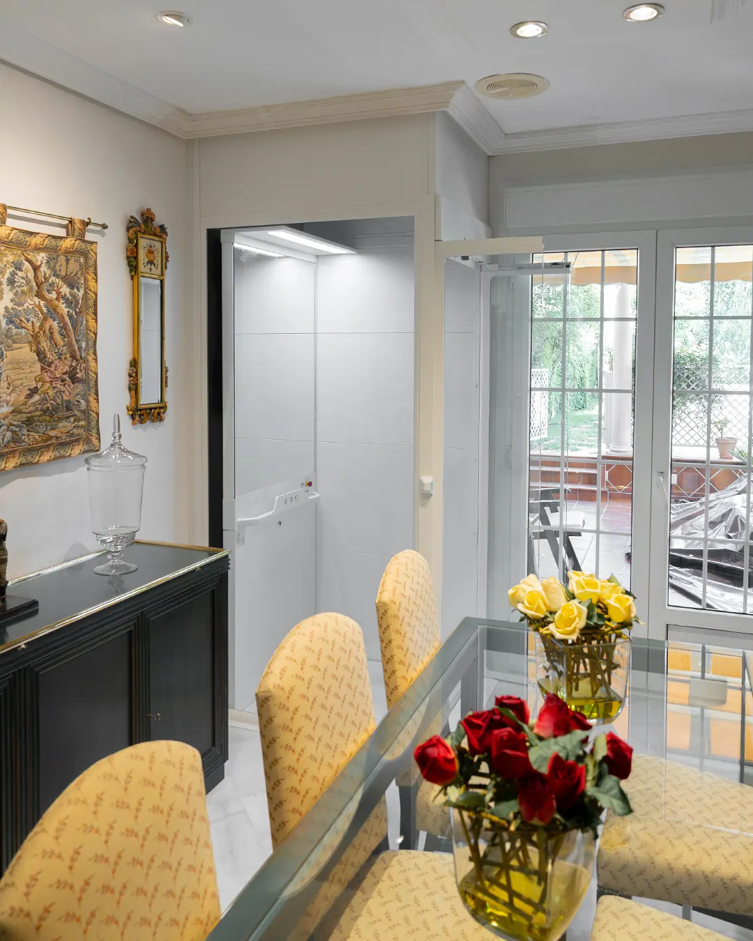 Ascensor Aritco HomeLift Compact de cristal y paneles en blanco · Vivienda unifamiliar con patio en Córdoba · vista general