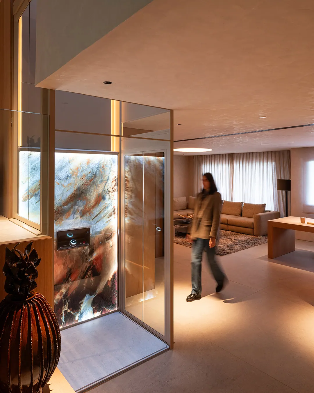Ascensor Aritco HomeLift de cristal y paneles en champagne · Vivienda unifamiliar con DesignWall personalizado en Madrid · vista general