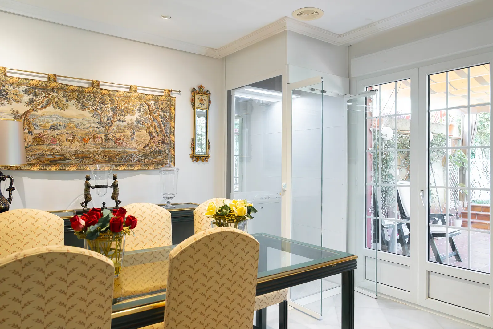 Ascensor Aritco HomeLift Compact de cristal y paneles en blanco · Vivienda unifamiliar con patio en Córdoba · vista general