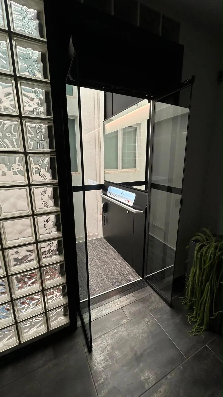 Ascensor Aritco HomeLift Access de cristal en negro · Vivienda unifamiliar en Centelles · vista general