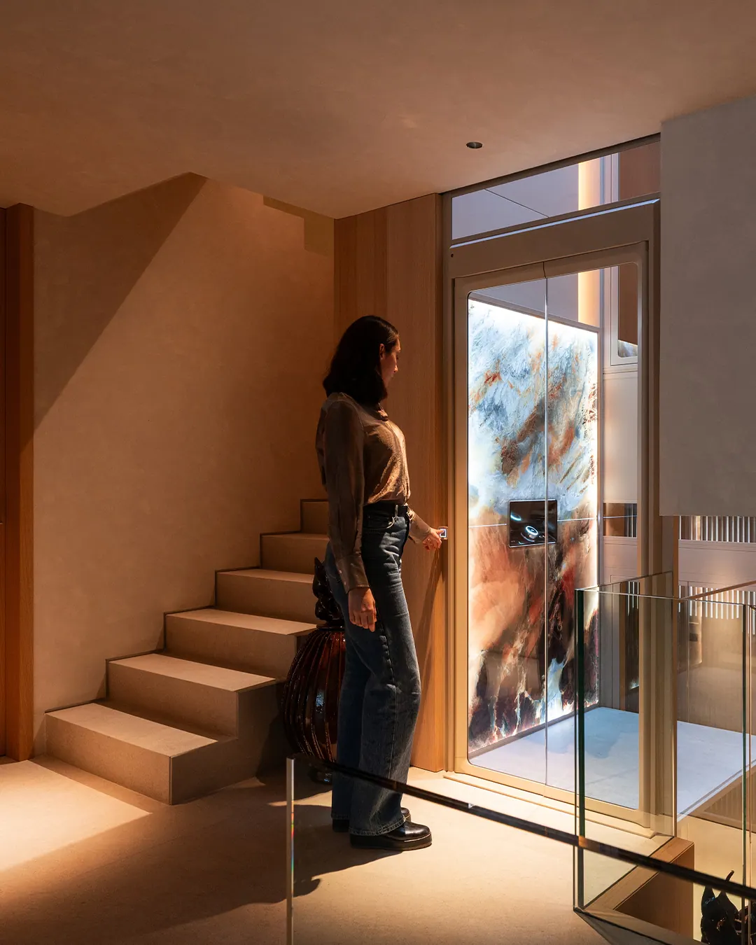 Ascensor Aritco HomeLift de cristal y paneles en champagne · Vivienda unifamiliar con DesignWall personalizado en Madrid · vista general