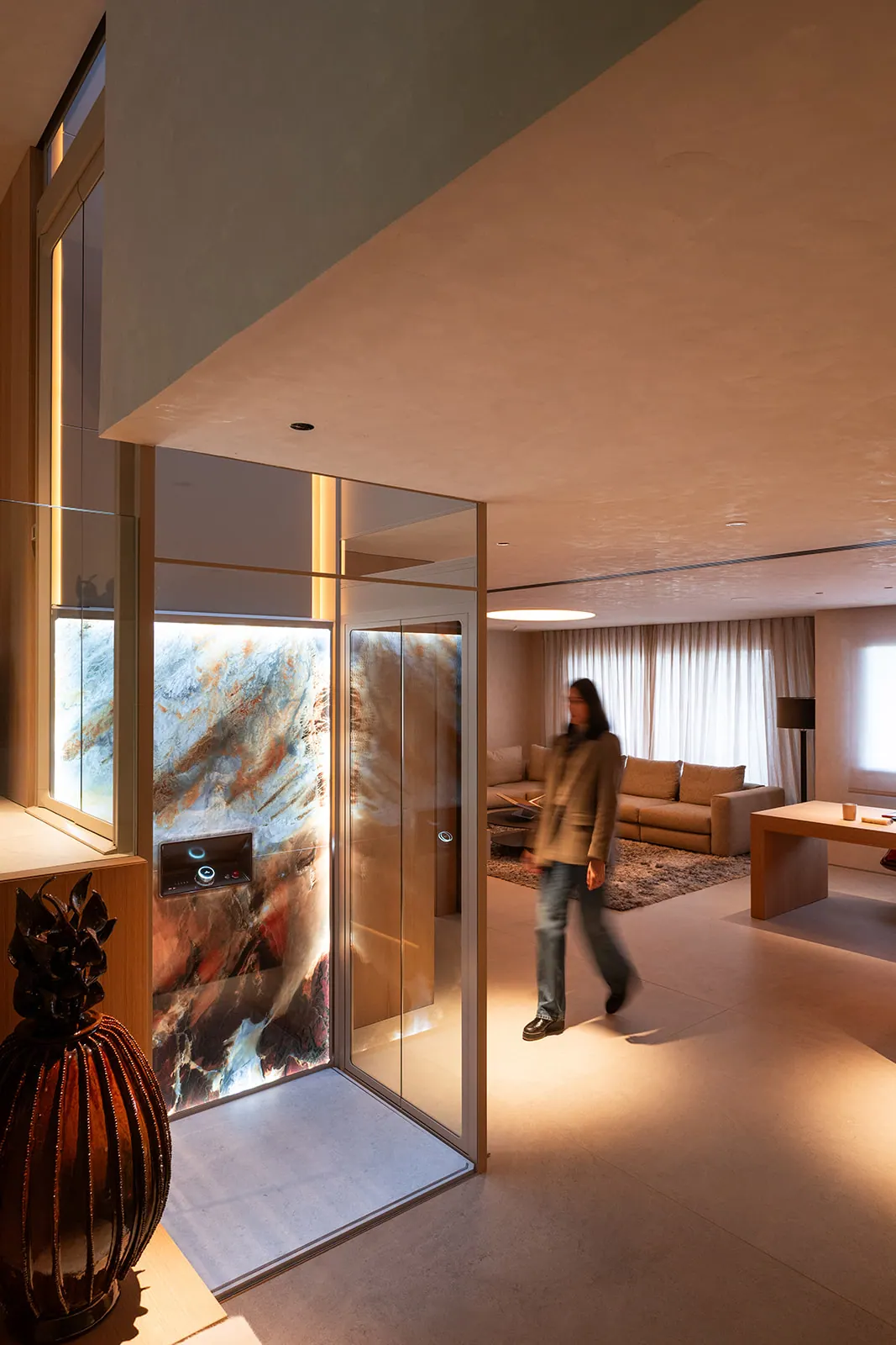 Ascensor Aritco HomeLift de cristal y paneles en champagne · Vivienda unifamiliar con DesignWall personalizado en Madrid · vista general