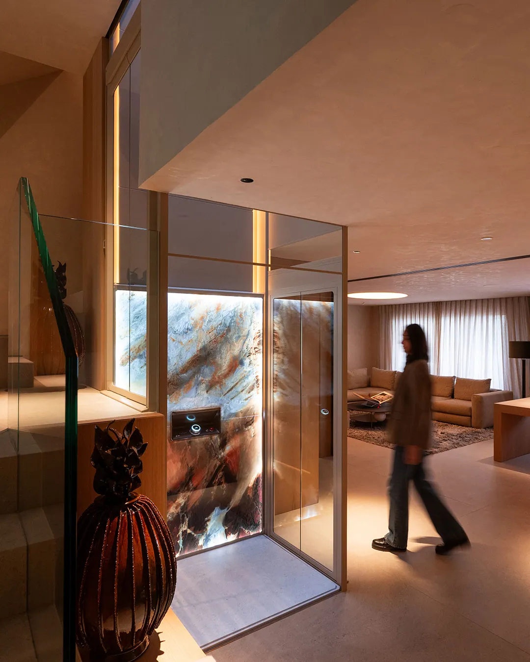 Ascensor Aritco HomeLift de cristal y paneles en champagne · Vivienda unifamiliar con DesignWall personalizado en Madrid · vista general