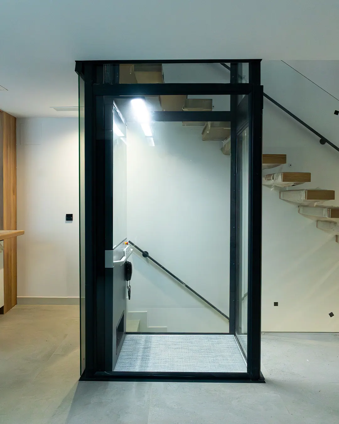 Ascensor Aritco HomeLift Compact de cristal en antracita · Vivienda unifamiliar con escalera volada en Córdoba · vista general