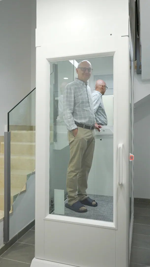 Ascensor Aritco HomeLift Compact de cristal en blanco · Vivienda unifamiliar con escalera de mármol en Boadilla del Monte · vista general