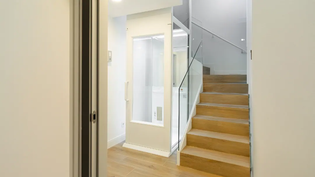 Ascensor Aritco HomeLift Compact de cristal en blanco · Vivienda unifamiliar con escalera de madera en Boadilla del Monte · vista general
