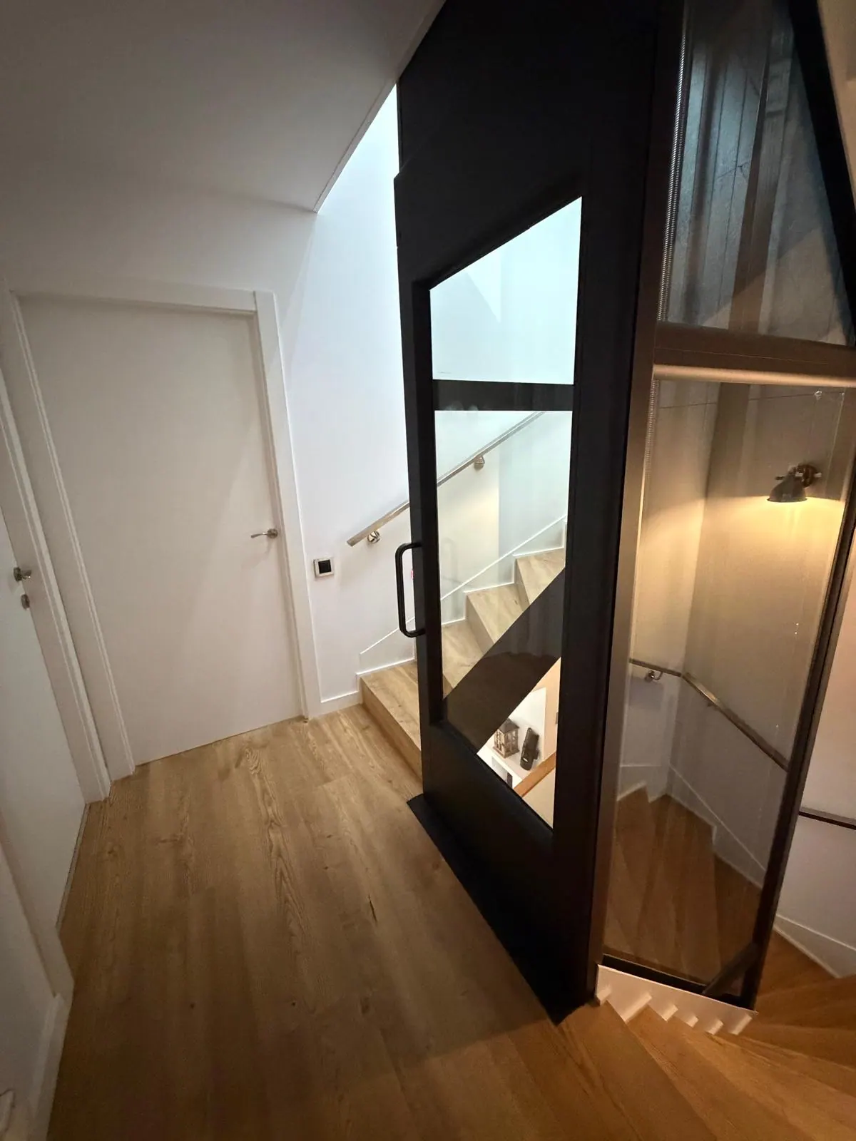 Ascensor Aritco HomeLift Compact de cristal en negro · Vivienda unifamiliar en Sabadell con ascensor junto a la chimenea · vista general