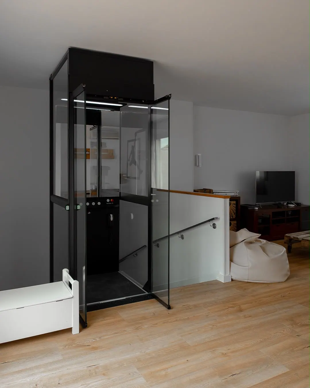 Ascensor Aritco HomeLift Compact de cristal en negro · Vivienda unifamiliar en Sabadell con ascensor junto a la chimenea · vista general