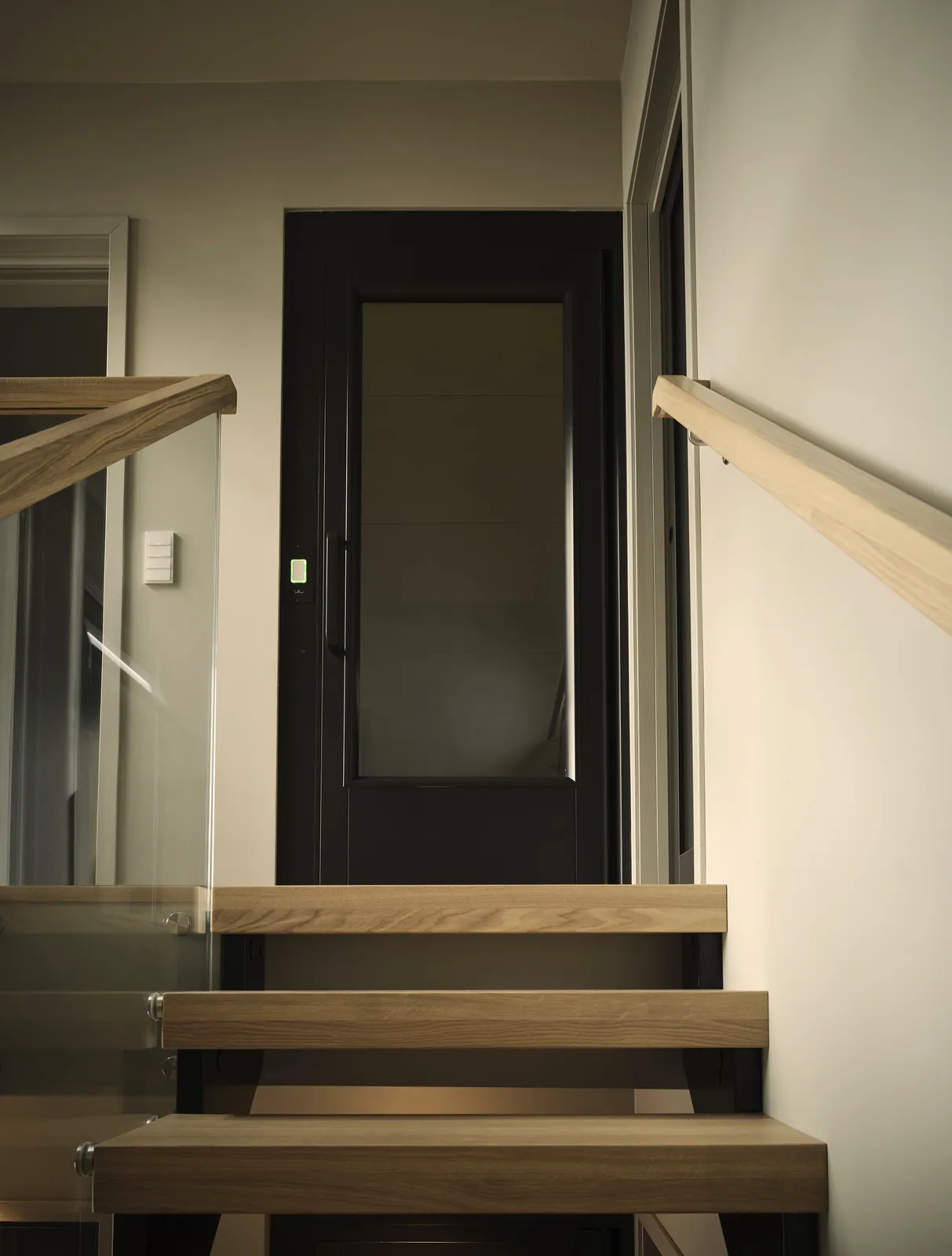 Ascensor Aritco HomeLift Access de paneles opacos en negro · Vivienda unifamiliar contemporánea con suelos de roble · vista general