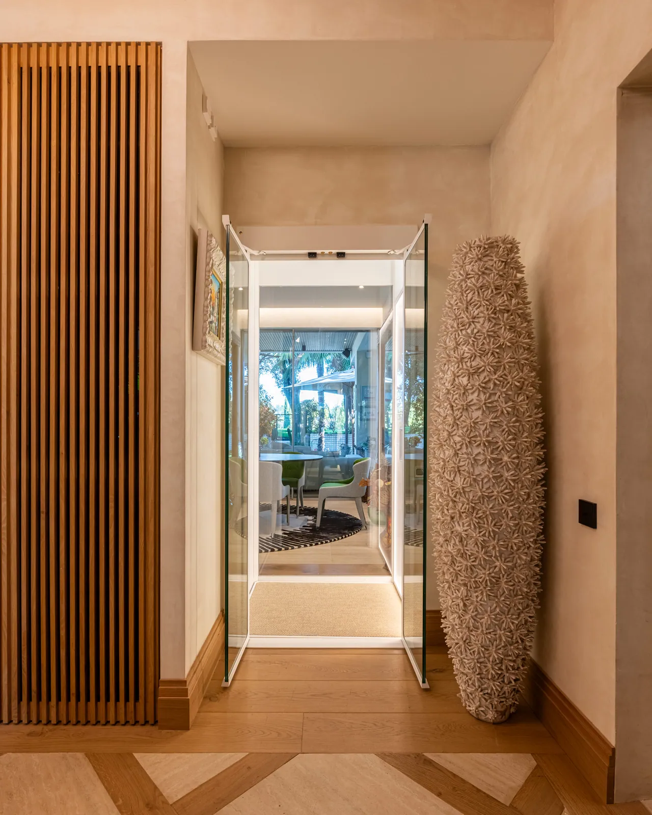 Ascensor Aritco HomeLift de cristal en blanco · Vivienda unifamiliar contemporánea entre piedra y madera · vista general