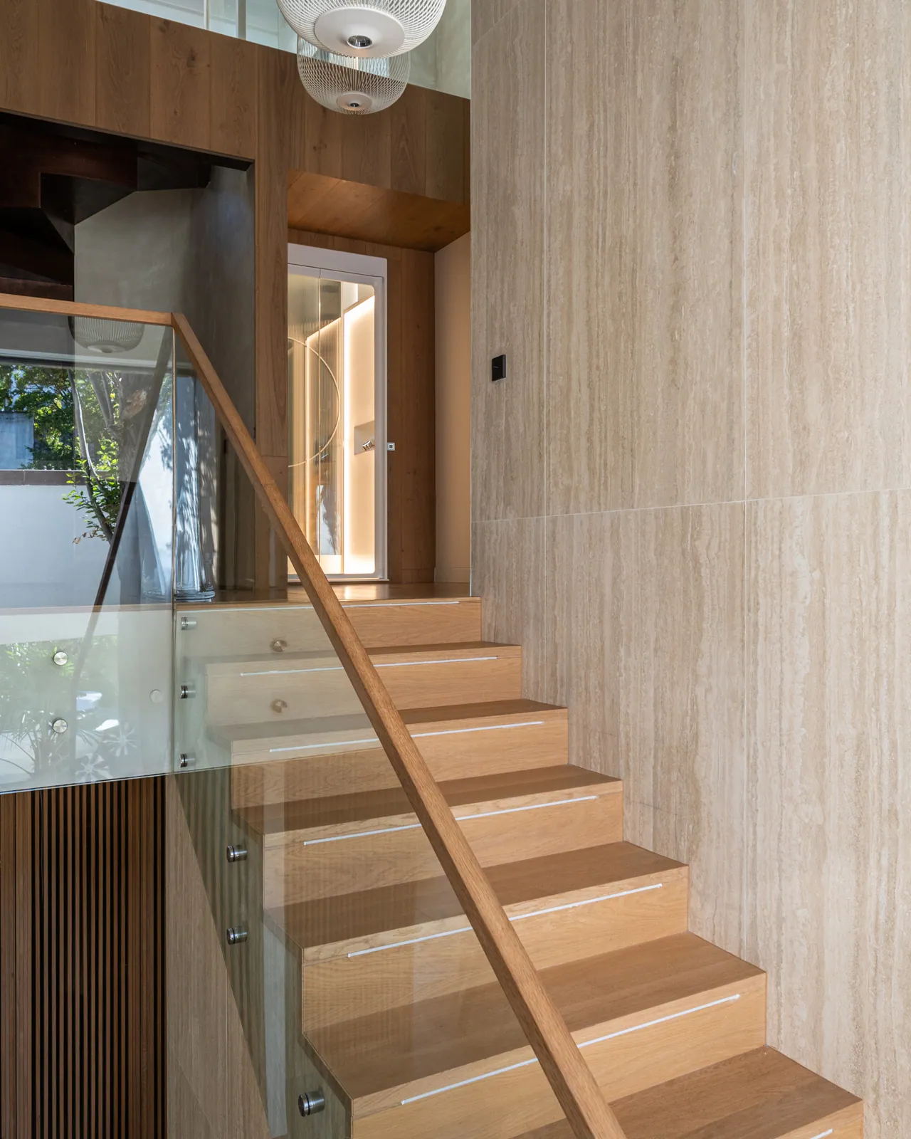 Ascensor Aritco HomeLift de cristal en blanco · Vivienda unifamiliar contemporánea entre piedra y madera · vista general