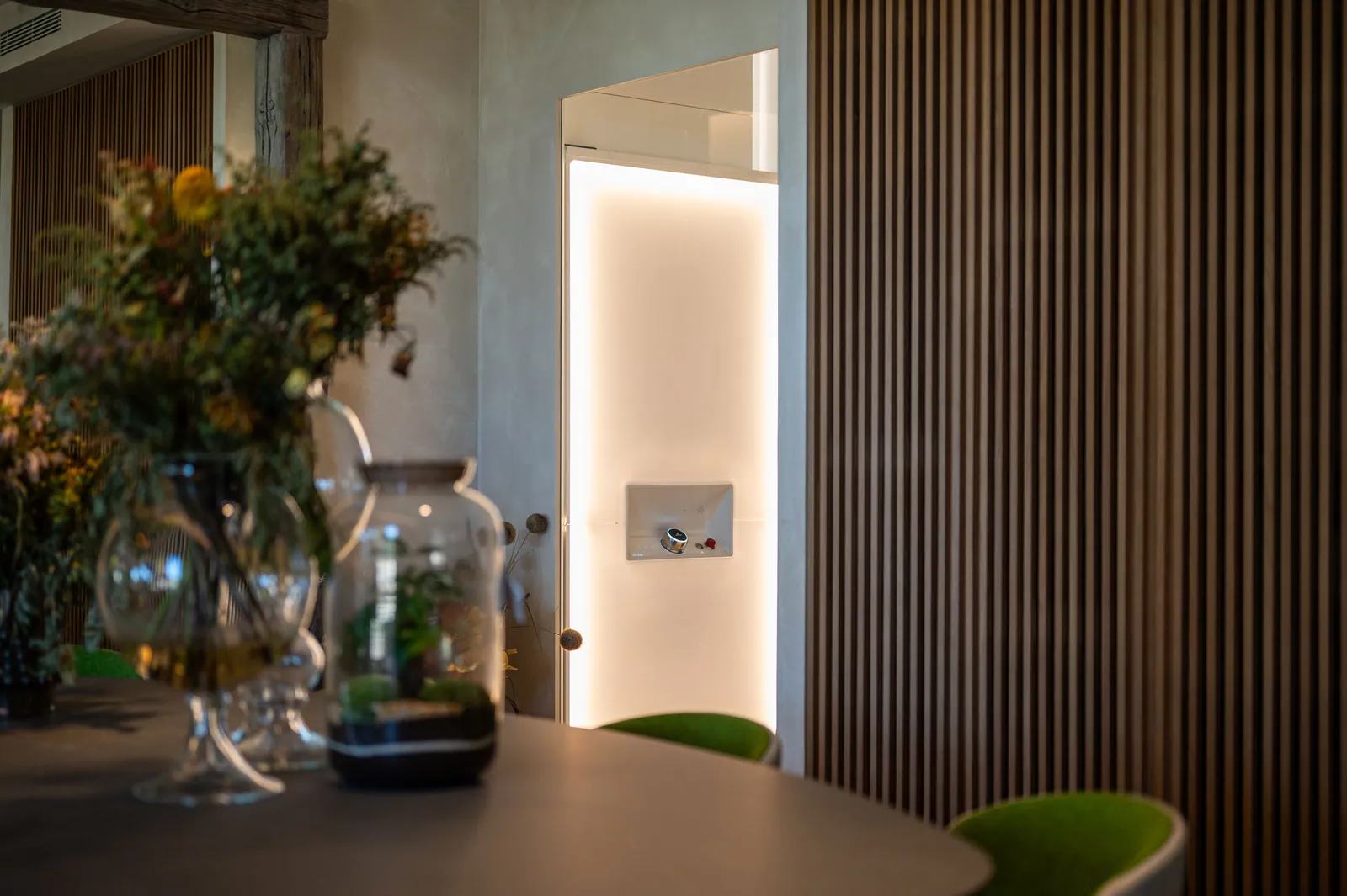 Ascensor Aritco HomeLift de cristal en blanco · Vivienda unifamiliar contemporánea entre piedra y madera · detalle