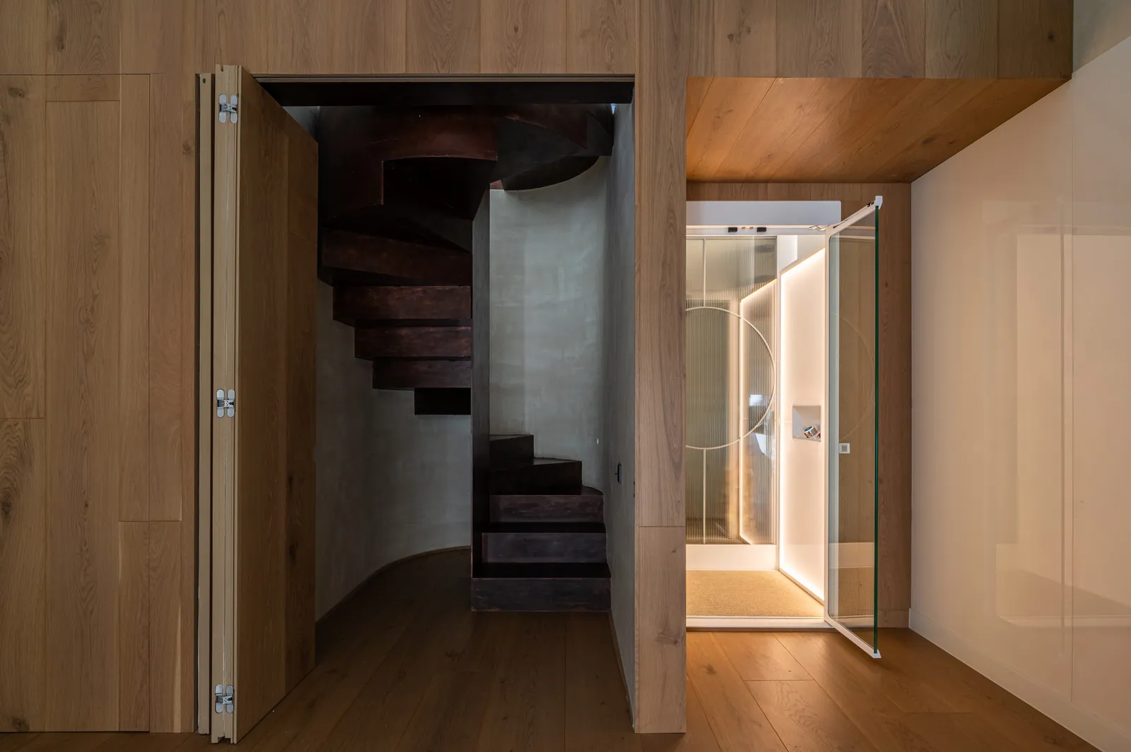 Ascensor Aritco HomeLift de cristal en blanco · Vivienda unifamiliar contemporánea entre piedra y madera · vista general