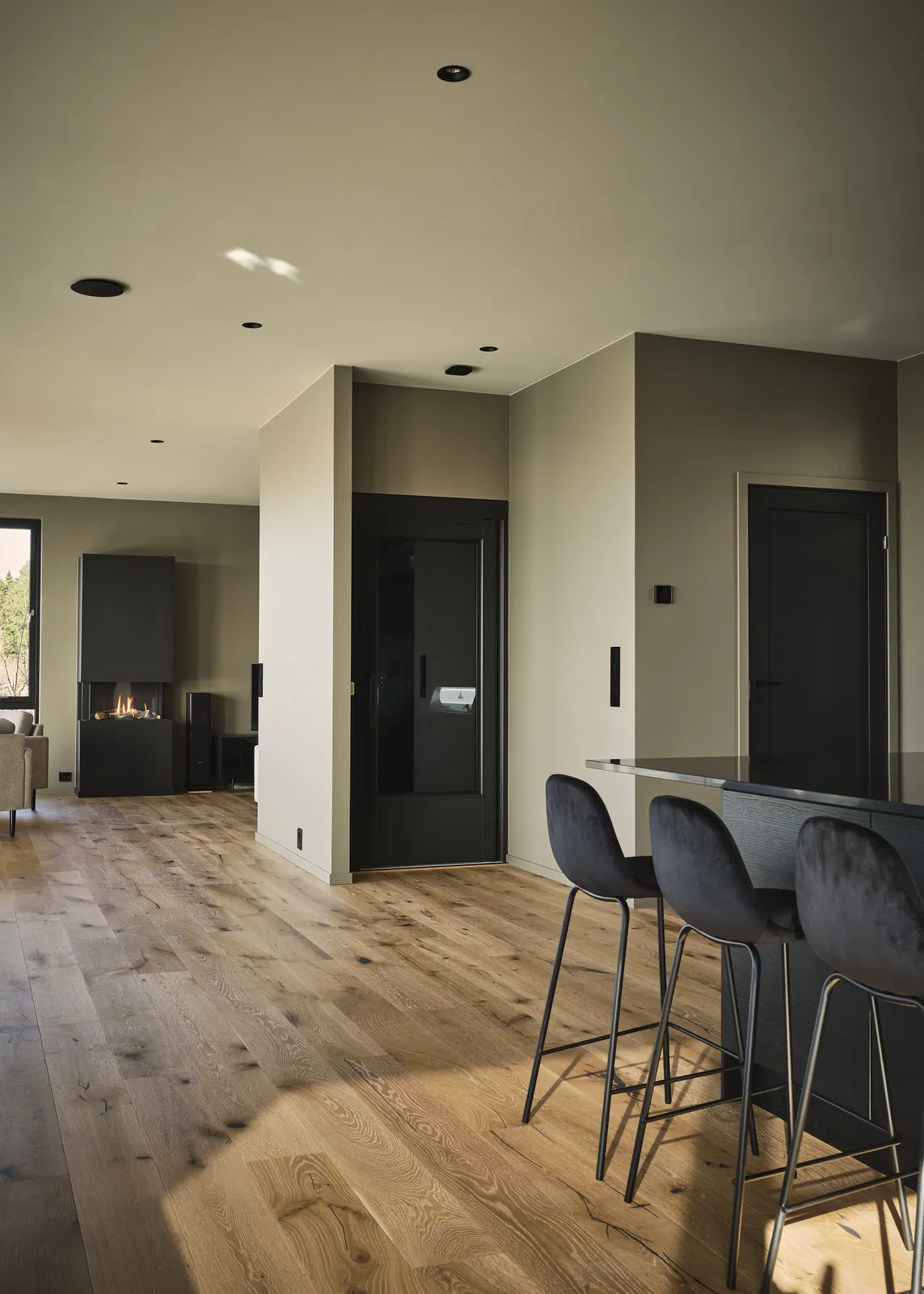 Ascensor Aritco HomeLift Access de paneles opacos en negro · Vivienda unifamiliar contemporánea con suelos de roble · vista general