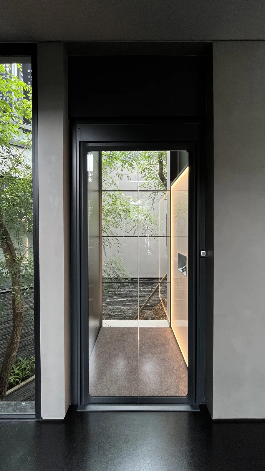 Ascensor Aritco HomeLift de cristal en antracita · Vivienda unifamiliar de diseño · vista general