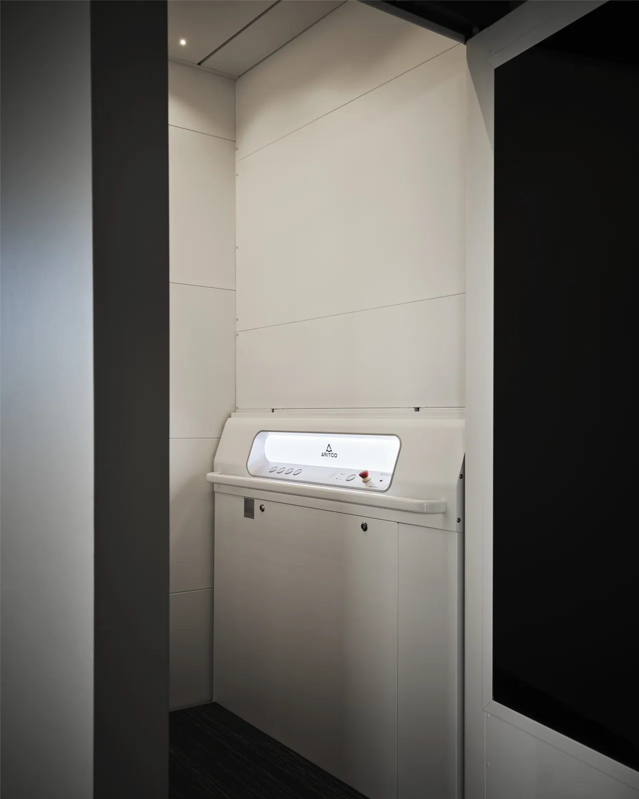 Ascensor Aritco HomeLift Access de paneles opacos en negro · Vivienda unifamiliar contemporánea con suelos de roble · interior