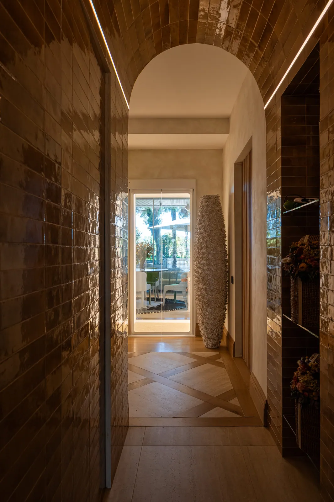 Ascensor Aritco HomeLift de cristal en blanco · Vivienda unifamiliar contemporánea entre piedra y madera · vista general