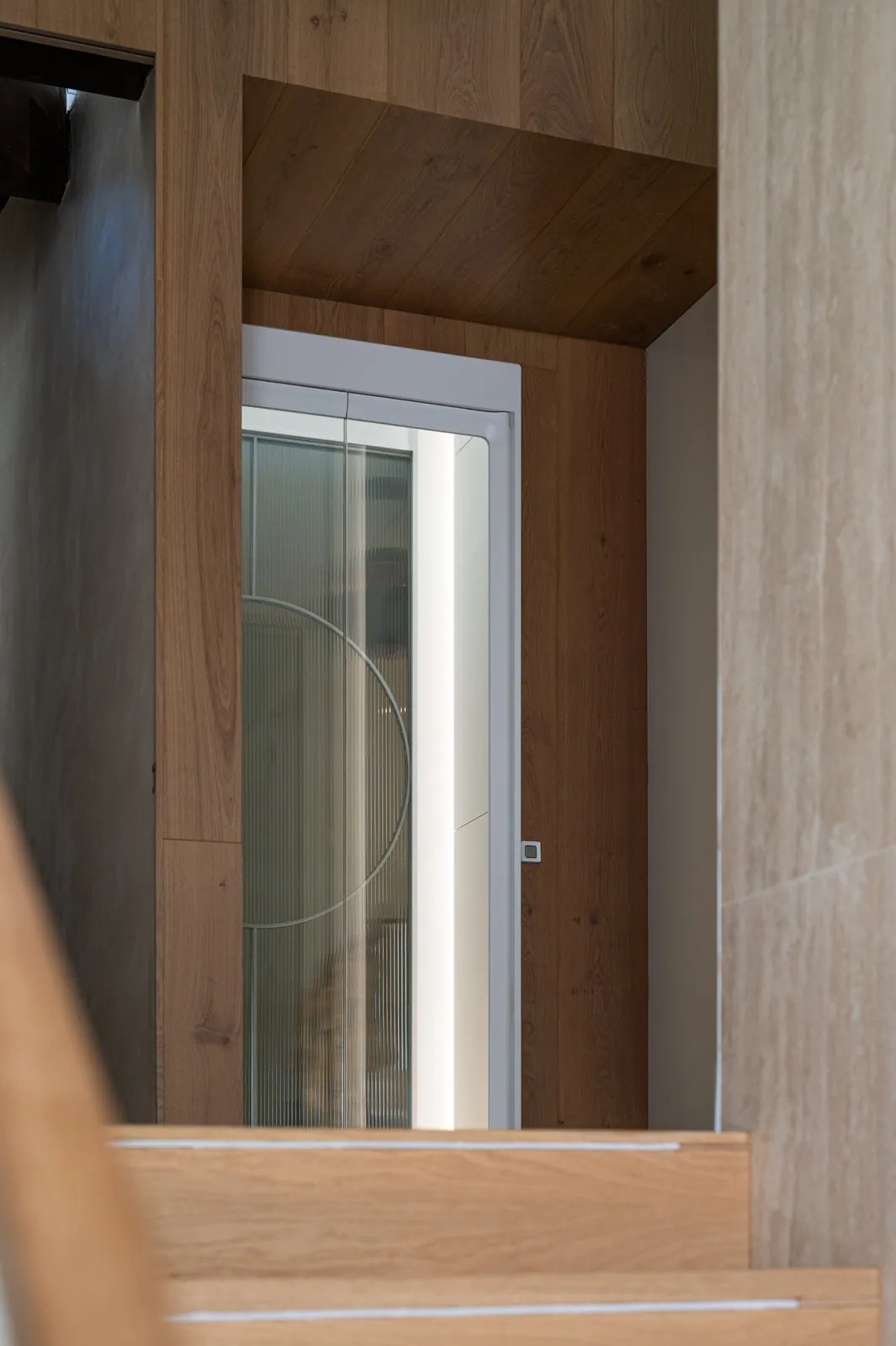 Ascensor Aritco HomeLift de cristal en blanco · Vivienda unifamiliar contemporánea entre piedra y madera · vista general