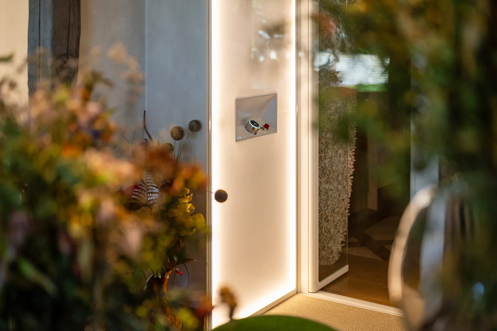 Ascensor Aritco HomeLift de cristal en blanco · Vivienda unifamiliar contemporánea entre piedra y madera · detalle