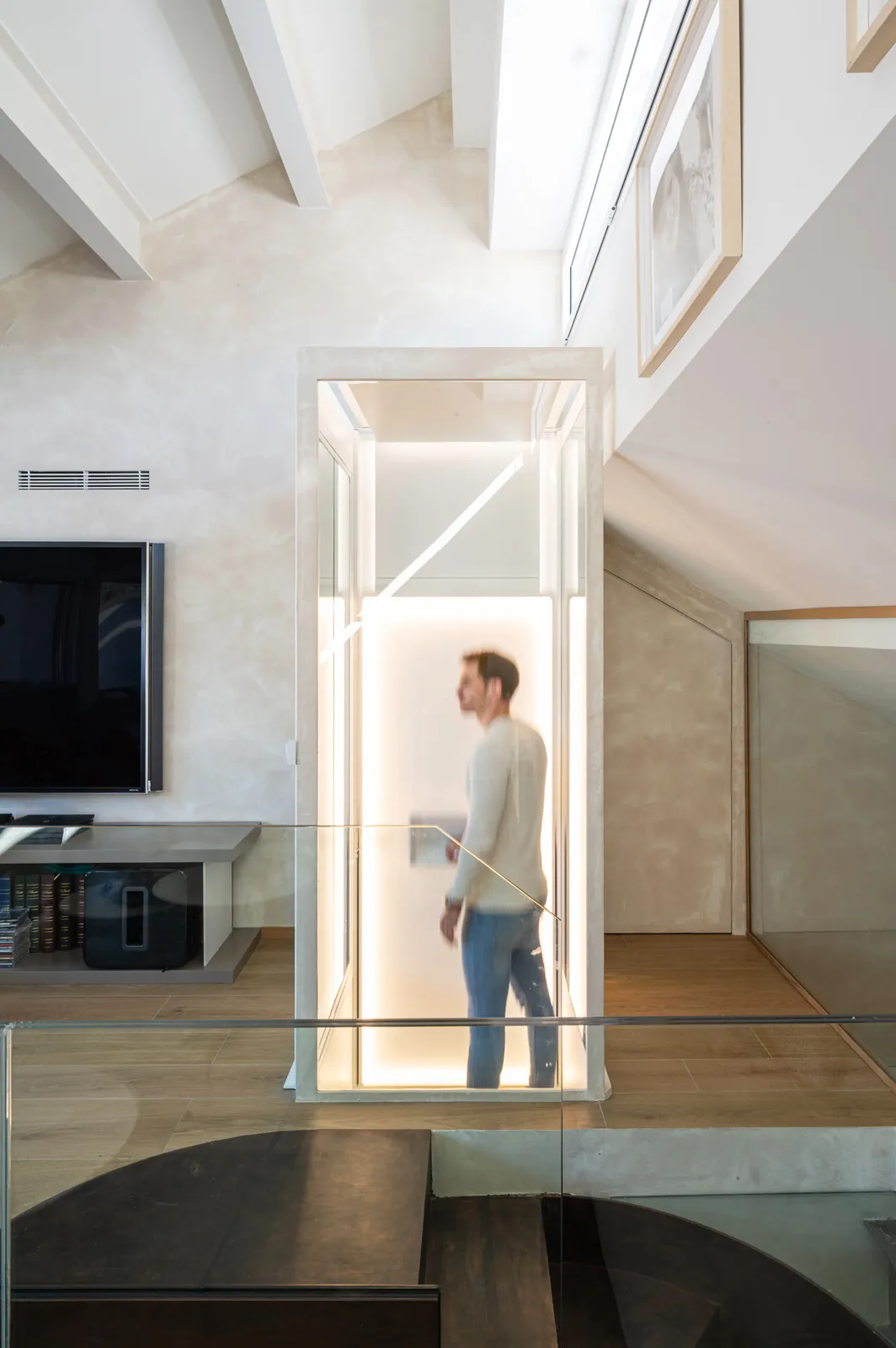 Ascensor Aritco HomeLift de cristal en blanco · Vivienda unifamiliar contemporánea entre piedra y madera · vista general