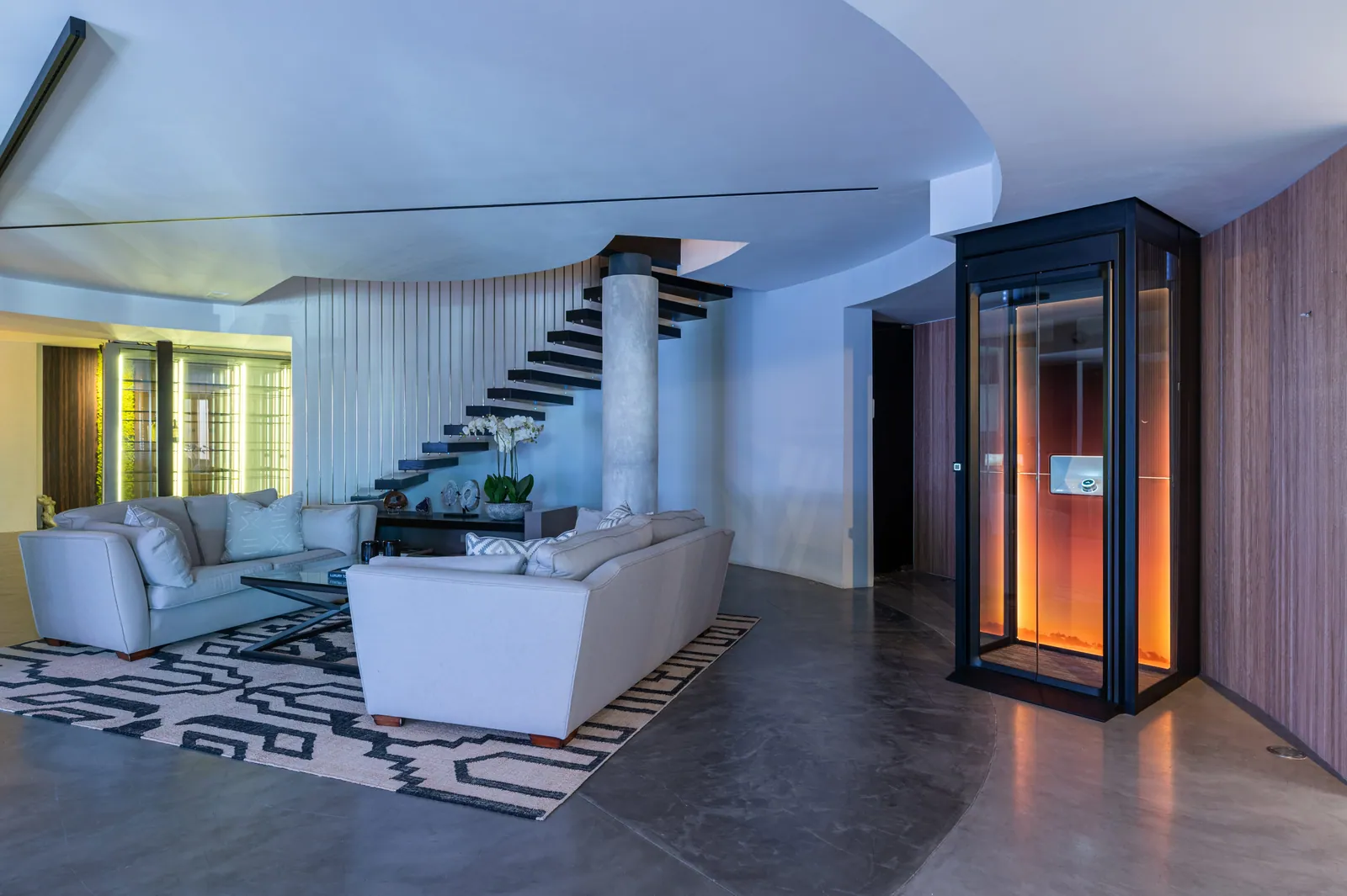 Ascensor Aritco HomeLift de cristal en negro · Villa de lujo con escalera volada en Marbella · vista general