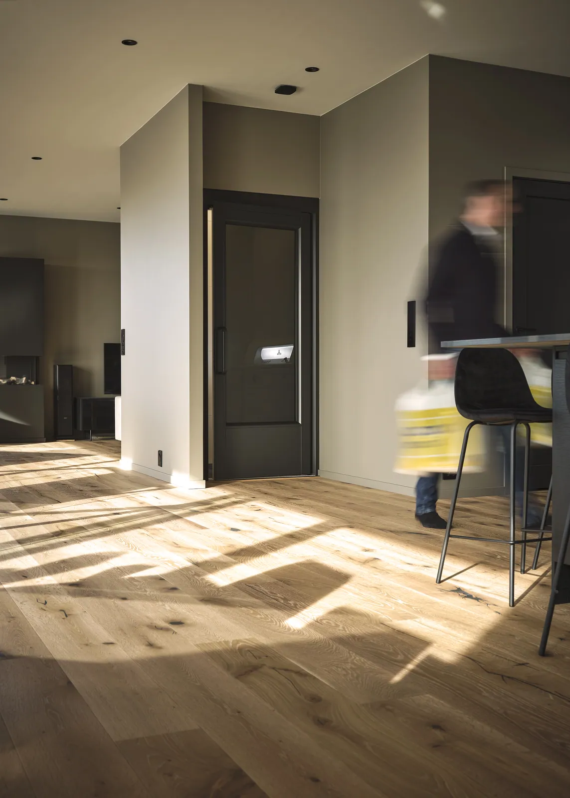 Ascensor Aritco HomeLift Access de paneles opacos en negro · Vivienda unifamiliar contemporánea con suelos de roble · vista general