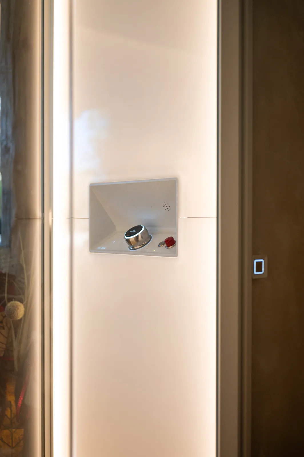 Ascensor Aritco HomeLift de cristal en blanco · Vivienda unifamiliar contemporánea entre piedra y madera · detalle