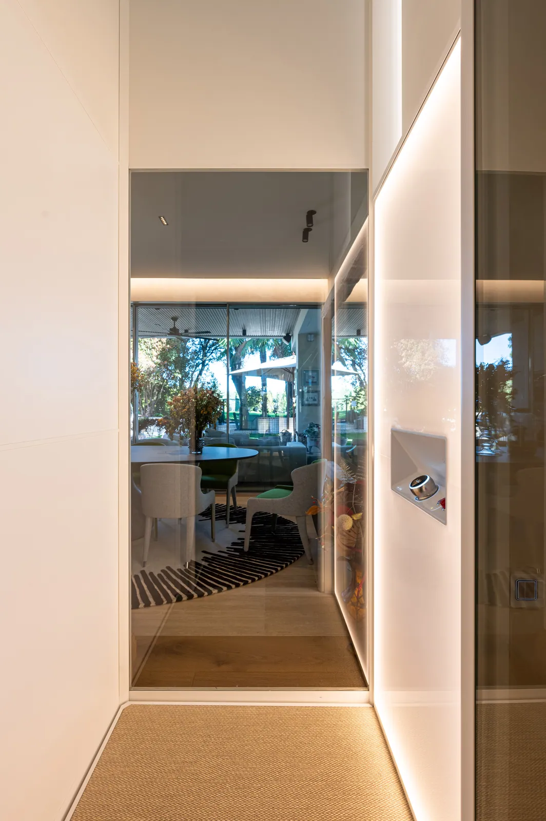 Ascensor Aritco HomeLift de cristal en blanco · Vivienda unifamiliar contemporánea entre piedra y madera · interior
